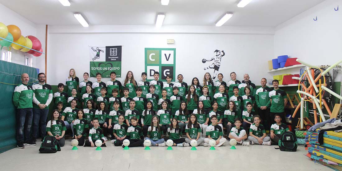 EL COLEGIO VIRGEN DE GUADALUPE RECIBE NUEVAS EQUIPACIONES PARA SUS EQUIPOS DE BALONMANO GRACIAS A LA COLABORACIÓN DEL ÁREA DE EDUCACIÓN